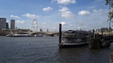 Londra mı? Birleşik Krallık-05.17.2023. Thames Nehri 'ni ve Southbank Merkezi' ni kapsayan Waterloo Köprüsü 'nün genel manzarası.