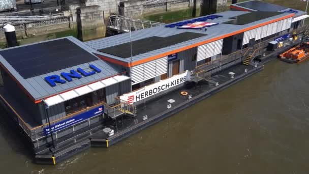 Στο Λονδίνο 2023 Σταθμός Σωσίβιας Λέμβου Royal National Lifeboat Institution — Αρχείο Βίντεο