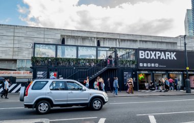 Londra mı? UK- 05.20.2023. Shoreditch 'teki Boxpark' ın sokak manzarası.