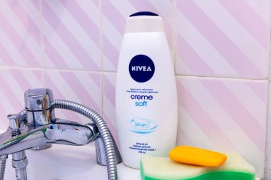 Londra mı? UK- 05.21.2023. Bir şişe Nivea Creme Küvette yumuşak duş jeli.