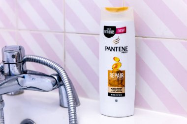 Londra mı? İngiltere-05.21.2023. Küvette bir şişe Pantene şampuanı..