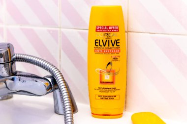 Londra mı? UK- 05.21.2023. Küvette bir şişe L 'Oreal Elf şampuanı..