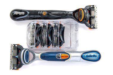 Londra mı? UK- 05.21.2023.2 Gillette tıraş bıçağı ve yedek bıçaklar beyaz olarak izole edildi.