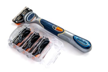 Londra mı? UK- 05.21.2023. Beyaz bir Gillette jileti ve yedek jilet..