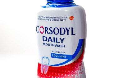 Londra mı? UK- 05.21.2023. Bir şişe Corsodyl 'in ağzını beyaza boca et..