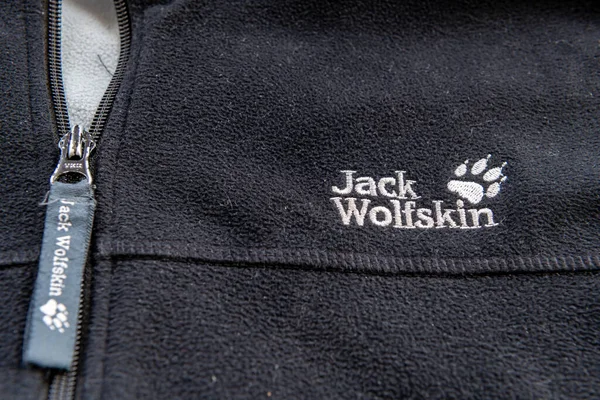 Londra mı? İngiltere-05.23.2023. Alman açık hava giyimi ve ekipman üreticisi Jack Wolfskin 'in ceketinin üzerindeki isim etiketi..