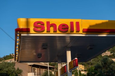 Lefkada adası. Yunanistan - 06.13.2023. Petrol istasyonlarından birindeki Amerikan petrol şirketinin adı..