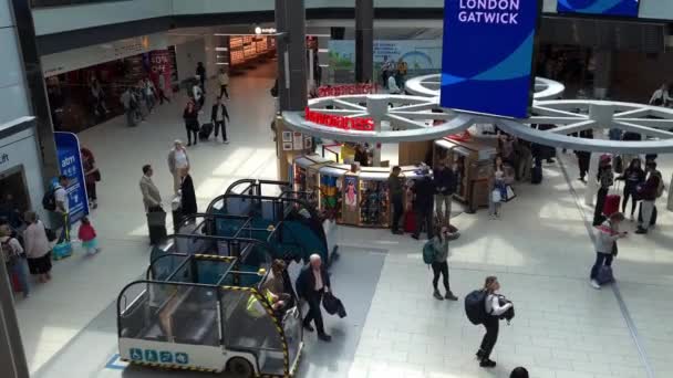 Gatwick Airport 2023 Departure Hall South Terminal Passengers Waiting Flights — Stock Video
