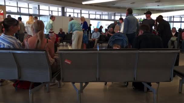 Luchthaven Gatwick 2023 Passagiers Wachten Bij Gate Klaar Aan Boord — Stockvideo