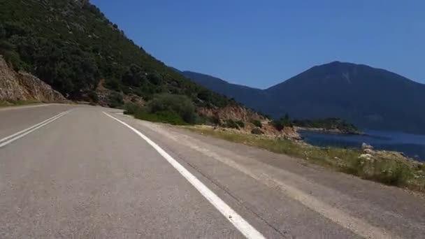 아름다운 경치를 도로를 달리는 자동차 — 비디오