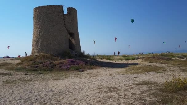 Lefkadaön Grekland 2023 Allmän Bild Kitesurfing Sandstrand Med Sten Väderkvarn — Stockvideo