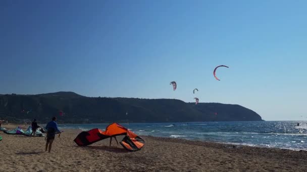 莱夫卡达岛希腊 2023 冲浪手冲浪后帮助他人取回和折叠风筝的冲浪手 — 图库视频影像