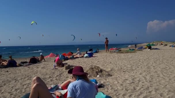 莱夫卡达岛希腊 2023 一群风筝冲浪的人在沙滩上放松一下 在海里冲浪 — 图库视频影像