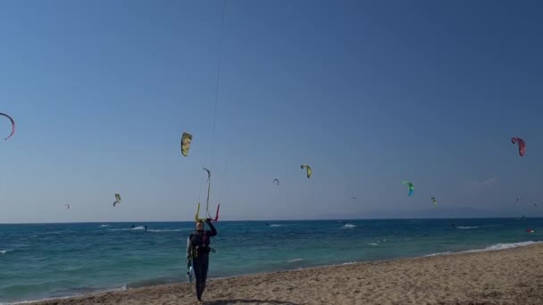 莱夫卡达岛希腊 2023 一个准备好的放风筝的登船人 到海里去放风筝冲浪 — 图库视频影像