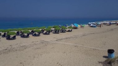 Lefkada adası. Yunanistan - 06.22.2023. Kathisma sahilinin genel manzarası turistler arasında çok popülerdir..