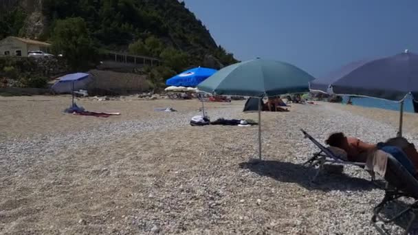 Wyspa Lefkada Grecja 2023 Wczasowicze Plaży Cieszą Się Opalaniem Zabawą — Wideo stockowe