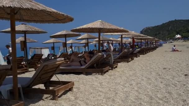 Lefkada Island Greece 2023 Walk Amongst Tourists Relaxing Sun Loungers — Stock Video
