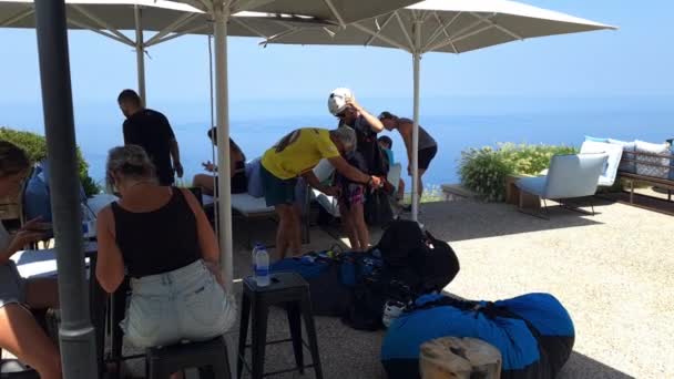 Ostrov Lefkada Řecko 2023 Paragliding Instruktor Uvedení Zařízení Klienta Při — Stock video