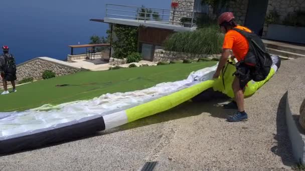 Wyspa Lefkada Grecja 2023 Instruktor Skoku Spadochronowego Przygotowuje Spadochron Przed — Wideo stockowe