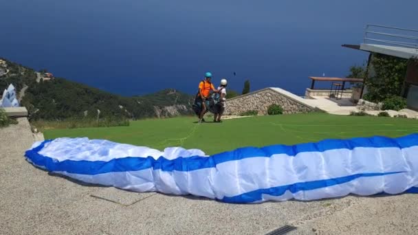 Insel Lefkada Griechenland 2023 Gleitschirmlehrer Und Klient Heben Und Gleiten — Stockvideo