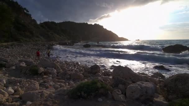 莱夫卡达岛希腊 2023 游客们探索海岸线 玩强烈的海浪 — 图库视频影像