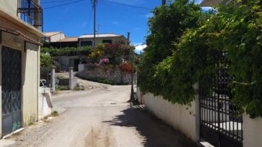 Lefkada adası. Yunanistan - 06.17.2023. Bir Yunan köyünde yürüyüş turu.