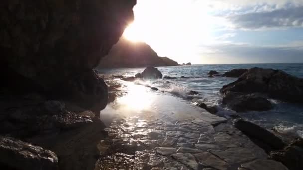 Gün Batımında Deniz Kıyısında Bir Patika Boyunca Yürüyüş Dalgalar Yola — Stok video