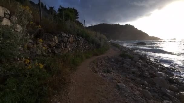 日没前に海沿いの散歩道 — ストック動画