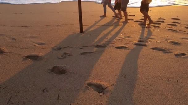 Лефкас Греція 2023 Піщаний Пляж Відпочивальниками Насолоджується Морем Вражаючим Видом — стокове відео