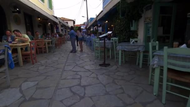 Wyspa Lefkada Grecja 2023 Turyści Delektujący Się Posiłkiem Wielu Restauracjach — Wideo stockowe