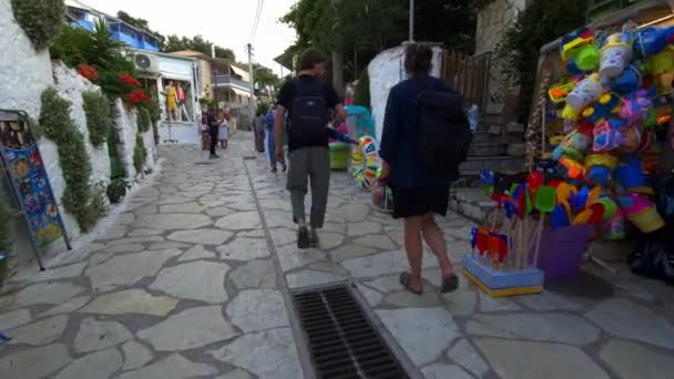 Lefkada Eiland Griekenland 2023 Toeristische Inkopen Voor Vakantieartikelen Agios Nikitas — Stockvideo