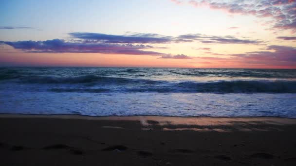 Расслабляющий Пляжный Закат Фон Волнами Катящимися Песчаный Пляж Ловящими Закат — стоковое видео