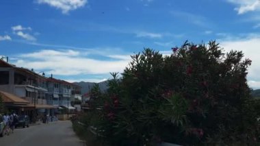 Lefkada adası. Yunanistan - 06.18.2023. Vasiliki tatil beldesine girmek için dağlardan arabayla bir tatil..