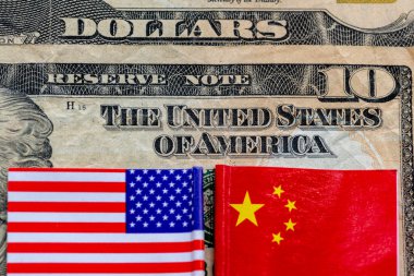 Amerikan ve Çin bayraklı on Amerikan doları. Ticaret, döviz savaşı konsepti.