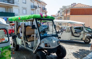 Lizbon. Portekiz-07.09.2023. Tuk Tuk turistlere şehri gezdirmeyi teklif ediyor..