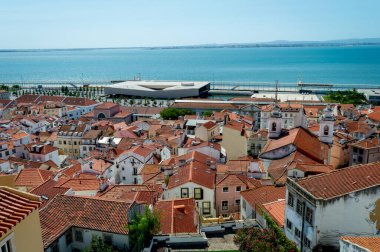 Lizbon. Portekiz- 07.09.2-23. Alfama bölgesinin panoramik görüntüsü.