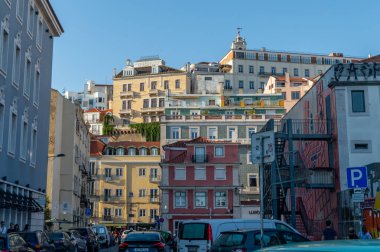 Lizbon. Portekiz- 07.08.2023. Şehrin Alfama ilçesinin sokak manzarası ve binası.