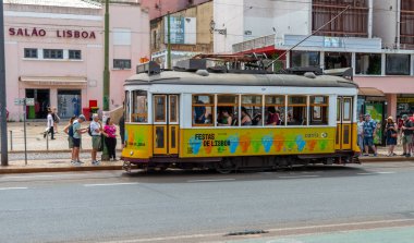 Lizbon. Portekiz- 07.08.2023. Yolcular ve turistler bir tramvay durağında inip çıkıyorlar..