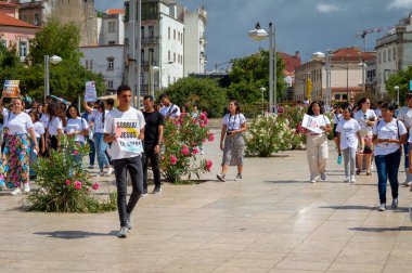 Lizbon. Portekiz- 07.08.2023. Bir grup genç Papa Francis 'in Dünya Gençlik Günü festivali sırasında yapacağı ziyareti kutluyor..