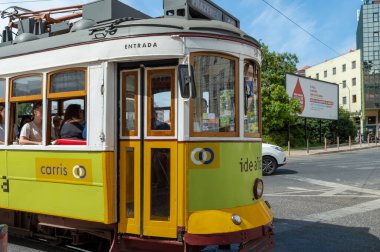 Lizbon. Portekiz- 07.08.2023. Sokakta turistler arasında popüler bir tramvay..