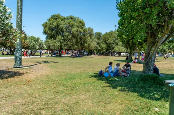Lizbonę Portugalia 2023 Ludzie Relaksują Się Robią Sobie Przerwę Gorącego — Zdjęcie stockowe