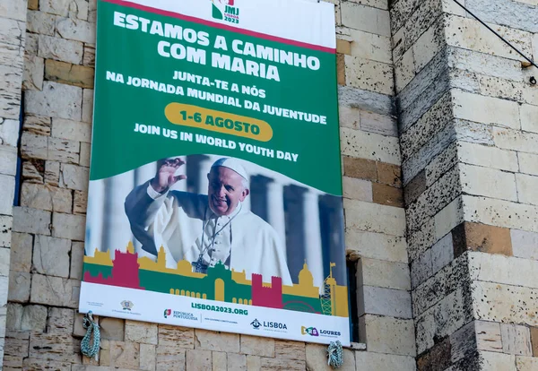 Lizbon. Portekiz-07.09.2023. Dünya Gençlik Günü festivali sırasında Papa Francis 'in Lizbon Katedrali' nin önünde ilan panosu sergilenecek..
