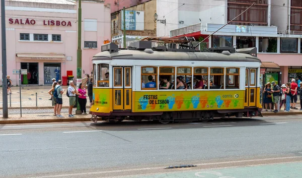 Lisboa Portugal 2023 Passageiros Turistas Entrando Saindo Carro Bonde Uma — Fotografia de Stock