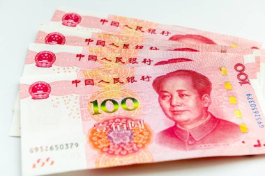 Çin 100 Yuan bankası beyaz olarak izole edilmiş..