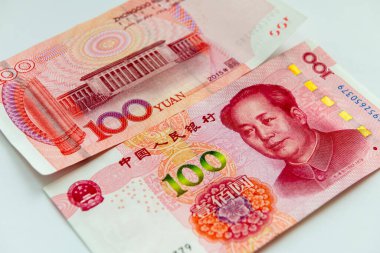 Bir Çin 100 Yuan 'lık banknotun önü ve arkası beyazla izole edilmiş..