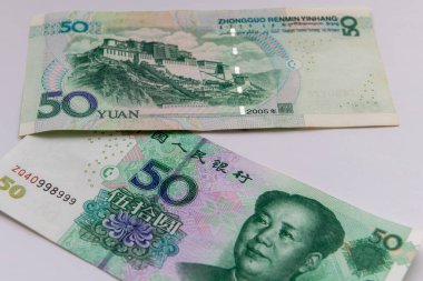 50 Yuan 'lık Çin banknotunun önü ve arkası beyazla izole edilmiş..