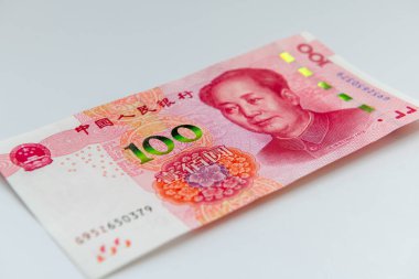 Beyaz olarak izole edilmiş 100 Yuan 'lık Çin banknotu..