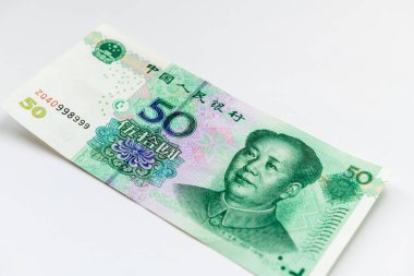 50 Yuan 'lık Çin banknotu beyazlar içinde izole edilmiş..