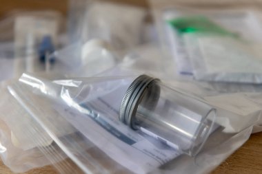 Tıbbi test için örnek konteynırları ve talep formları..