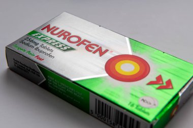 Londra mı? UK- 07.23.2023. Gri renkli bir kutu Nurofen ağrı kesici..